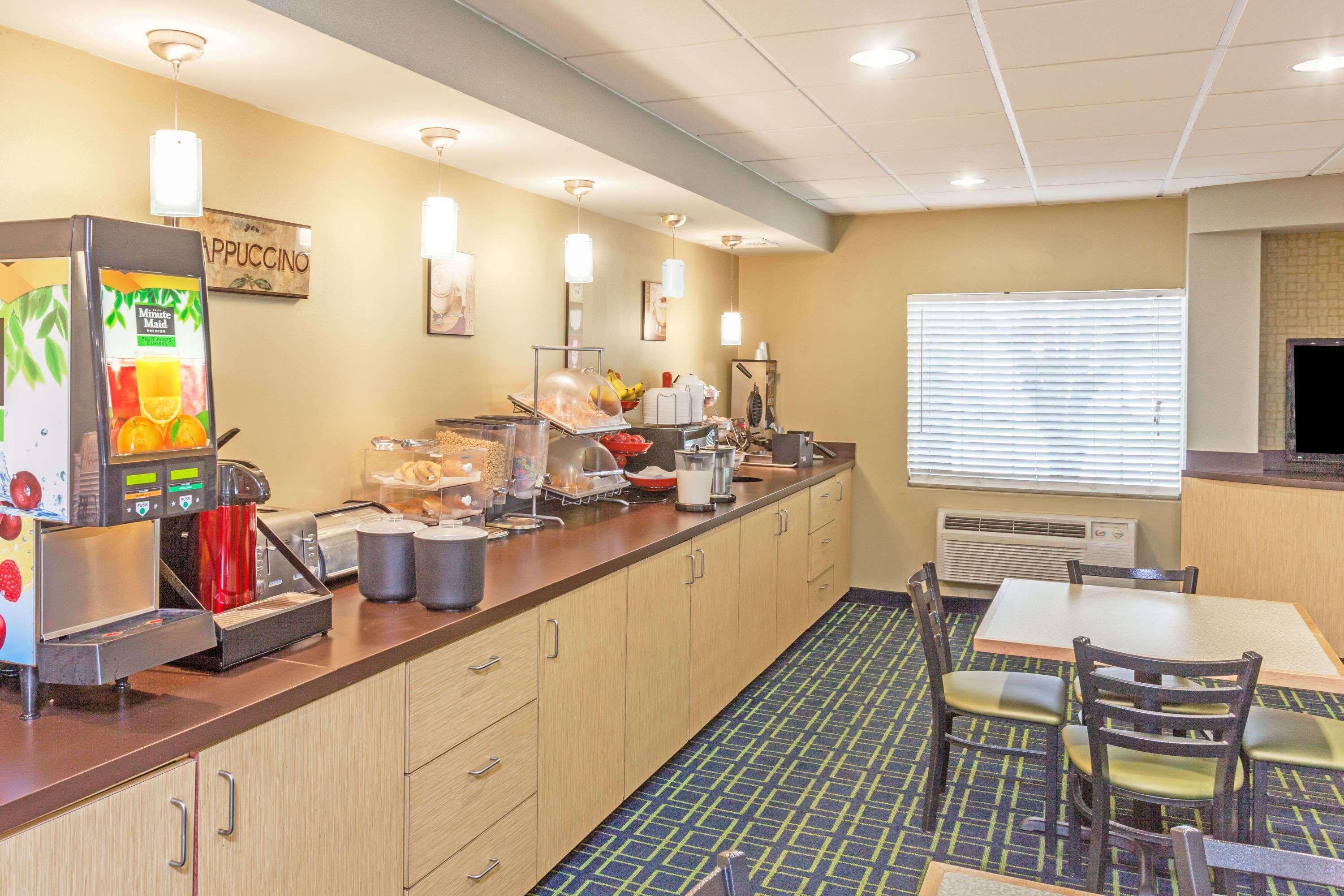 Comfort Inn & Suites Louisville Airport Fair & Expo Exterior photo