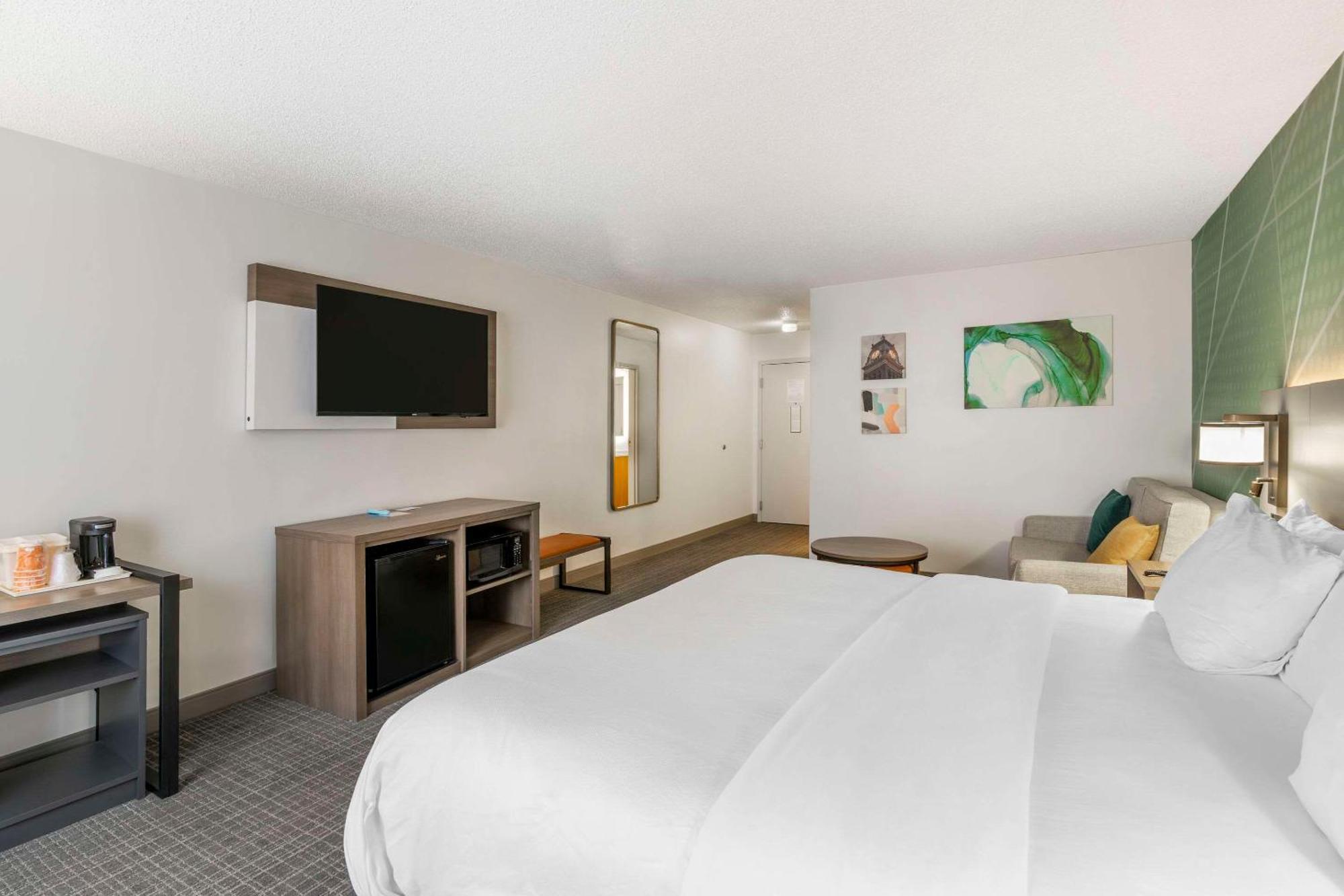 Comfort Inn & Suites Louisville Airport Fair & Expo Exterior photo